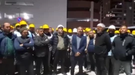Ankara’da gözaltına alınan 110 işçi serbest bırakıldı Bağımsız Maden İş, Ankara’da gözaltına alınan 110 işçinin 14 saatin ardından serbest bırakıldığını duyurdu. Sendika Genel Başkanı Gökay Çakır, “Ne kadar gözaltına alırsanız alın, bu işçinin hakkını almadan biz bir yere gitmeyeceğiz. Bunu herkes bilsin. Bütün kamuoyu, bütün siyasi partiler şunu bilsin: Bu iş çözülmeden madenciler buradan gitmeyecek” dedi.