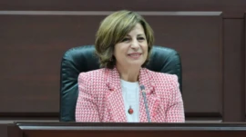 Hakkında soruşturma izni Eskişehir Belediye Başkanı Ayşe Ünlüce sessizliğini bozdu Eskişehir Büyükşehir Belediye Başkanı Ayşe Ünlüce hakkında, su tarifesi düzenlemesine ilişkin “görevi kötüye kullanma” ve “resmi belgede sahtecilik” iddialarıyla soruşturma izni istendi. Ünlüce, ortada kamu zararı olmadığını belirtirken, CHP cephesi süreci “siyasi” olarak değerlendirdi.