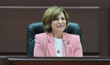 Hakkında soruşturma izni Eskişehir Belediye Başkanı Ayşe Ünlüce sessizliğini bozdu Eskişehir Büyükşehir Belediye Başkanı Ayşe Ünlüce hakkında, su tarifesi düzenlemesine ilişkin “görevi kötüye kullanma” ve “resmi belgede sahtecilik” iddialarıyla soruşturma izni istendi. Ünlüce, ortada kamu zararı olmadığını belirtirken, CHP cephesi süreci “siyasi” olarak değerlendirdi.