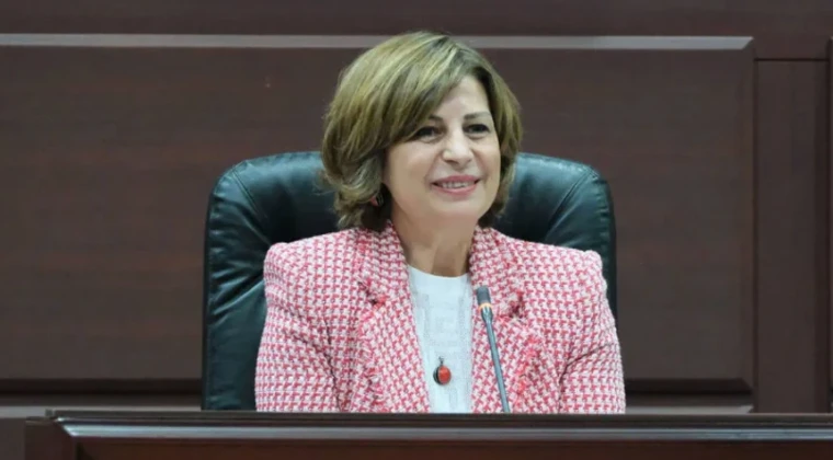 Hakkında soruşturma izni Eskişehir Belediye Başkanı Ayşe Ünlüce sessizliğini bozdu Eskişehir Büyükşehir Belediye Başkanı Ayşe Ünlüce hakkında, su tarifesi düzenlemesine ilişkin “görevi kötüye kullanma” ve “resmi belgede sahtecilik” iddialarıyla soruşturma izni istendi. Ünlüce, ortada kamu zararı olmadığını belirtirken, CHP cephesi süreci “siyasi” olarak değerlendirdi.