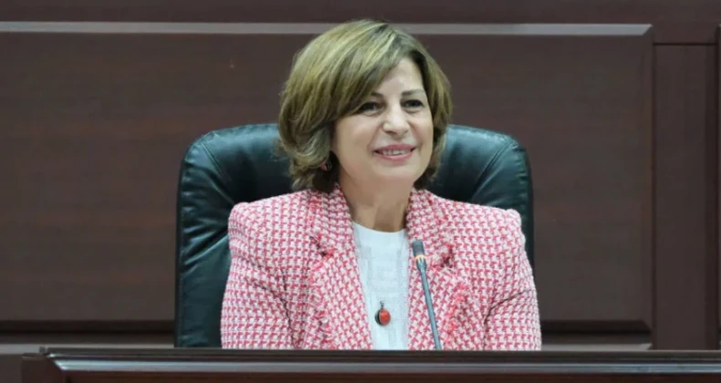 Hakkında soruşturma izni Eskişehir Belediye Başkanı Ayşe Ünlüce sessizliğini bozdu Eskişehir Büyükşehir Belediye Başkanı Ayşe Ünlüce hakkında, su tarifesi düzenlemesine ilişkin “görevi kötüye kullanma” ve “resmi belgede sahtecilik” iddialarıyla soruşturma izni istendi. Ünlüce, ortada kamu zararı olmadığını belirtirken, CHP cephesi süreci “siyasi” olarak değerlendirdi.