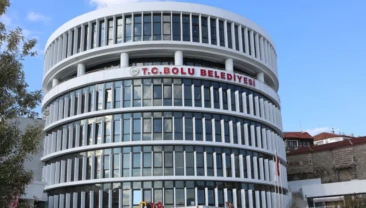 Bolu Belediyesi’nde Başkan yardımcısı Yıldız ve avukat da tutuklandı! Bolu Belediyesi’ne yönelik operasyonda dün gece saatlerinde gözaltına alınan Bolu Belediye Başkan Yardımcısı Leyla Beykoz ve Bolu Belediyesi Meclis Üyesi Avukat Aydan Özdemir tutuklandı.