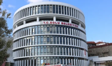 Bolu Belediyesi’nde Başkan yardımcısı Yıldız ve avukat da tutuklandı! Bolu Belediyesi’ne yönelik operasyonda dün gece saatlerinde gözaltına alınan Bolu Belediye Başkan Yardımcısı Leyla Beykoz ve Bolu Belediyesi Meclis Üyesi Avukat Aydan Özdemir tutuklandı.