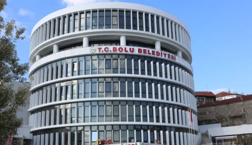 Bolu Belediyesi’nde Başkan yardımcısı Yıldız ve avukat da tutuklandı! Bolu Belediyesi’ne yönelik operasyonda dün gece saatlerinde gözaltına alınan Bolu Belediye Başkan Yardımcısı Leyla Beykoz ve Bolu Belediyesi Meclis Üyesi Avukat Aydan Özdemir tutuklandı.