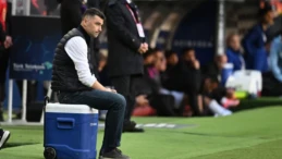 Burak Yılmaz istifa etti, iki ismi topa tuttu: ‘Ali kıran baş kesen’ Gaziantep FK Teknik Direktörü Burak Yılmaz, Rizespor mağlubiyetinin ardından istifasını açıklarken MHK Başkanı’nı hedef aldı. “Kim koruyorsa onu, büyükler koruyor” diyen Yılmaz, federasyondaki isimleri tek tek sıralarken, TFF 2. Başkan Vekili Fuat Göktaş için çarpıcı bir iddiada bulundu.