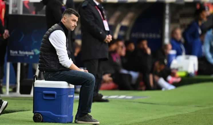 Burak Yılmaz istifa etti, iki ismi topa tuttu: ‘Ali kıran baş kesen’ Gaziantep FK Teknik Direktörü Burak Yılmaz, Rizespor mağlubiyetinin ardından istifasını açıklarken MHK Başkanı’nı hedef aldı. “Kim koruyorsa onu, büyükler koruyor” diyen Yılmaz, federasyondaki isimleri tek tek sıralarken, TFF 2. Başkan Vekili Fuat Göktaş için çarpıcı bir iddiada bulundu.