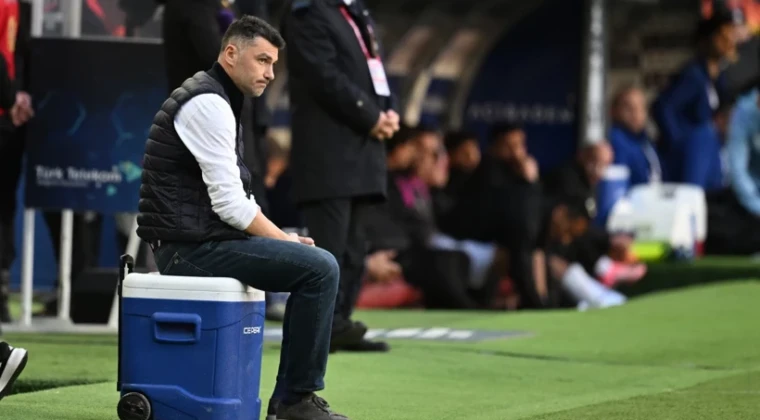 Burak Yılmaz istifa etti, iki ismi topa tuttu: ‘Ali kıran baş kesen’ Gaziantep FK Teknik Direktörü Burak Yılmaz, Rizespor mağlubiyetinin ardından istifasını açıklarken MHK Başkanı’nı hedef aldı. “Kim koruyorsa onu, büyükler koruyor” diyen Yılmaz, federasyondaki isimleri tek tek sıralarken, TFF 2. Başkan Vekili Fuat Göktaş için çarpıcı bir iddiada bulundu.