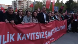 Bursa’da ‘Mustafa Bozbey yalnız değildir’ yürüyüşü! Bursa’da yurttaşlar, tutuklanan Büyükşehir Belediye Başkanı Mustafa Bozbey’e destek için yürüdü.