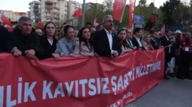 Bursa’da ‘Mustafa Bozbey yalnız değildir’ yürüyüşü! Bursa’da yurttaşlar, tutuklanan Büyükşehir Belediye Başkanı Mustafa Bozbey’e destek için yürüdü.