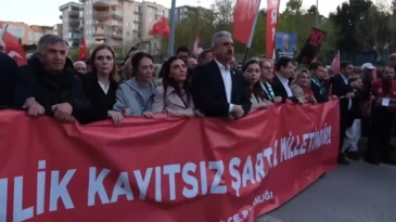 Bursa’da ‘Mustafa Bozbey yalnız değildir’ yürüyüşü! Bursa’da yurttaşlar, tutuklanan Büyükşehir Belediye Başkanı Mustafa Bozbey’e destek için yürüdü.