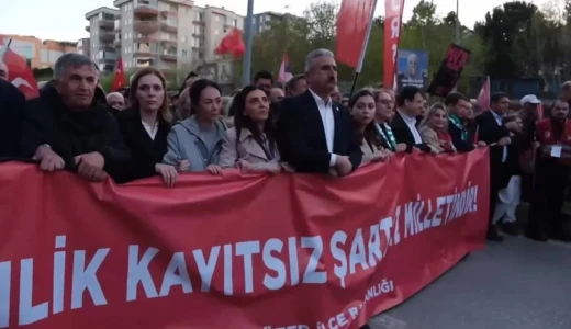 Bursa’da ‘Mustafa Bozbey yalnız değildir’ yürüyüşü! Bursa’da yurttaşlar, tutuklanan Büyükşehir Belediye Başkanı Mustafa Bozbey’e destek için yürüdü.