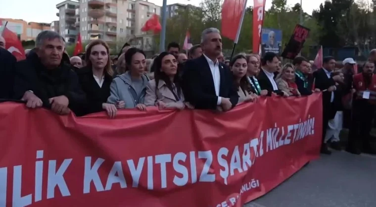 Bursa’da ‘Mustafa Bozbey yalnız değildir’ yürüyüşü! Bursa’da yurttaşlar, tutuklanan Büyükşehir Belediye Başkanı Mustafa Bozbey’e destek için yürüdü.