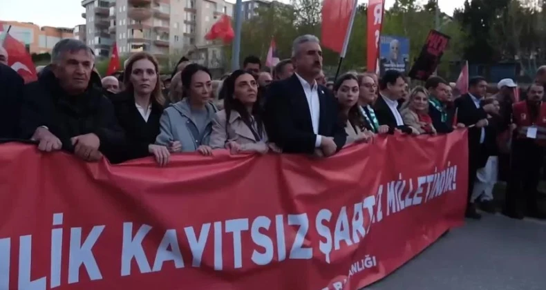 Bursa’da ‘Mustafa Bozbey yalnız değildir’ yürüyüşü! Bursa’da yurttaşlar, tutuklanan Büyükşehir Belediye Başkanı Mustafa Bozbey’e destek için yürüdü.