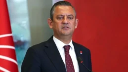 Özgür Özel Erdoğan’ın tarihi hatasını açıkladı! ‘Adeta bir suç durumuyla karşı karşıyayız’ CHP Genel Başkanı Özgür Özel, ara seçim gündemiyle siyasi partilere ziyaretlerini sürdürüyor. Özel, Demokrat Parti Genel Merkezi’nde Gültekin Uysal ile bir araya geldi. Ziyaretin ardından iki lider ortak basın açıklaması düzenledi. Özel “30 ay bittikten sonra ara seçimin bir zaruret olduğunu, o sandalyeleri doldurmanın zorunluluk olduğunu şimdi okuması yazması olan herkes anlıyor. Adeta bir suç durumuyla karşı karşıyayız.” dedi.