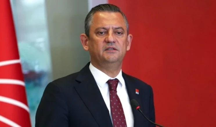 Özgür Özel Erdoğan’ın tarihi hatasını açıkladı! ‘Adeta bir suç durumuyla karşı karşıyayız’ CHP Genel Başkanı Özgür Özel, ara seçim gündemiyle siyasi partilere ziyaretlerini sürdürüyor. Özel, Demokrat Parti Genel Merkezi’nde Gültekin Uysal ile bir araya geldi. Ziyaretin ardından iki lider ortak basın açıklaması düzenledi. Özel “30 ay bittikten sonra ara seçimin bir zaruret olduğunu, o sandalyeleri doldurmanın zorunluluk olduğunu şimdi okuması yazması olan herkes anlıyor. Adeta bir suç durumuyla karşı karşıyayız.” dedi.