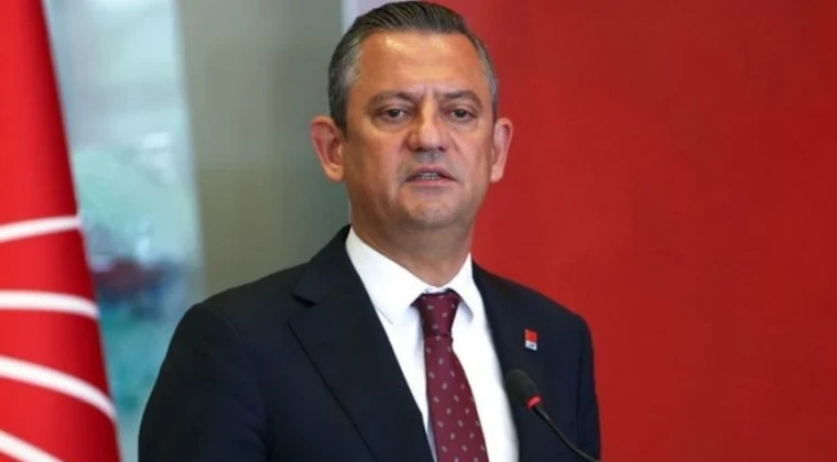 Özgür Özel Erdoğan’ın tarihi hatasını açıkladı! ‘Adeta bir suç durumuyla karşı karşıyayız’ CHP Genel Başkanı Özgür Özel, ara seçim gündemiyle siyasi partilere ziyaretlerini sürdürüyor. Özel, Demokrat Parti Genel Merkezi’nde Gültekin Uysal ile bir araya geldi. Ziyaretin ardından iki lider ortak basın açıklaması düzenledi. Özel “30 ay bittikten sonra ara seçimin bir zaruret olduğunu, o sandalyeleri doldurmanın zorunluluk olduğunu şimdi okuması yazması olan herkes anlıyor. Adeta bir suç durumuyla karşı karşıyayız.” dedi.