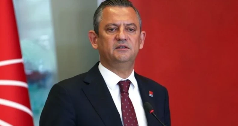 Özgür Özel Erdoğan’ın tarihi hatasını açıkladı! ‘Adeta bir suç durumuyla karşı karşıyayız’ CHP Genel Başkanı Özgür Özel, ara seçim gündemiyle siyasi partilere ziyaretlerini sürdürüyor. Özel, Demokrat Parti Genel Merkezi’nde Gültekin Uysal ile bir araya geldi. Ziyaretin ardından iki lider ortak basın açıklaması düzenledi. Özel “30 ay bittikten sonra ara seçimin bir zaruret olduğunu, o sandalyeleri doldurmanın zorunluluk olduğunu şimdi okuması yazması olan herkes anlıyor. Adeta bir suç durumuyla karşı karşıyayız.” dedi.