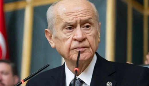 Bahçeli’den ara seçim açıklaması: Şimdiden saygı duymak lazım MHP lideri Bahçeli, CHP Lideri Özgür Özel’in ara seçim çağrısına yanıt verdi. Bahçeli, seçimin zamanında yapılacağını belirtip ara seçim olmayacağını savundu.