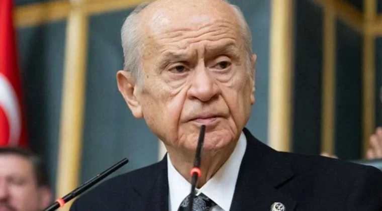 Bahçeli’den ara seçim açıklaması: Şimdiden saygı duymak lazım MHP lideri Bahçeli, CHP Lideri Özgür Özel’in ara seçim çağrısına yanıt verdi. Bahçeli, seçimin zamanında yapılacağını belirtip ara seçim olmayacağını savundu.