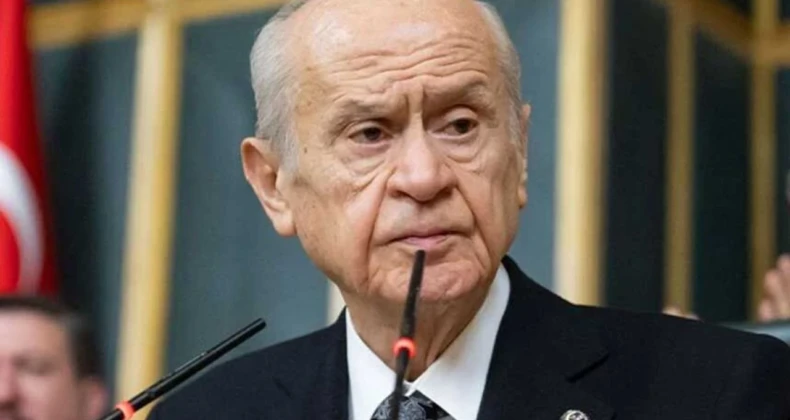 Bahçeli’den ara seçim açıklaması: Şimdiden saygı duymak lazım MHP lideri Bahçeli, CHP Lideri Özgür Özel’in ara seçim çağrısına yanıt verdi. Bahçeli, seçimin zamanında yapılacağını belirtip ara seçim olmayacağını savundu.