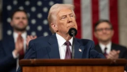 Trump, Hürmüz ablukasına NATO’nun da katılacağını söyledi ABD Başkanı Donald Trump, İran ile yürütülen uzun müzakerelerin ardından Hürmüz Boğazı’na yönelik sert bir adım açıkladı. Trump, ABD Donanması’na boğazdan geçen tüm gemileri hedef alan bir abluka süreci için talimat verildiğini duyurdu