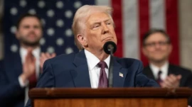 Trump, Hürmüz ablukasına NATO’nun da katılacağını söyledi ABD Başkanı Donald Trump, İran ile yürütülen uzun müzakerelerin ardından Hürmüz Boğazı’na yönelik sert bir adım açıkladı. Trump, ABD Donanması’na boğazdan geçen tüm gemileri hedef alan bir abluka süreci için talimat verildiğini duyurdu