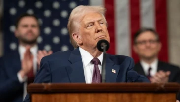 Trump, Hürmüz ablukasına NATO’nun da katılacağını söyledi ABD Başkanı Donald Trump, İran ile yürütülen uzun müzakerelerin ardından Hürmüz Boğazı’na yönelik sert bir adım açıkladı. Trump, ABD Donanması’na boğazdan geçen tüm gemileri hedef alan bir abluka süreci için talimat verildiğini duyurdu