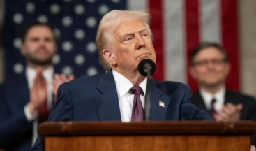 Trump, Hürmüz ablukasına NATO’nun da katılacağını söyledi ABD Başkanı Donald Trump, İran ile yürütülen uzun müzakerelerin ardından Hürmüz Boğazı’na yönelik sert bir adım açıkladı. Trump, ABD Donanması’na boğazdan geçen tüm gemileri hedef alan bir abluka süreci için talimat verildiğini duyurdu