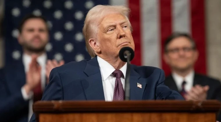 Trump, Hürmüz ablukasına NATO’nun da katılacağını söyledi ABD Başkanı Donald Trump, İran ile yürütülen uzun müzakerelerin ardından Hürmüz Boğazı’na yönelik sert bir adım açıkladı. Trump, ABD Donanması’na boğazdan geçen tüm gemileri hedef alan bir abluka süreci için talimat verildiğini duyurdu