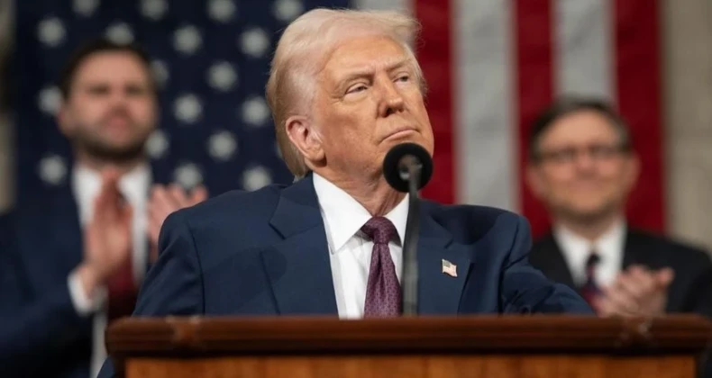 Trump, Hürmüz ablukasına NATO’nun da katılacağını söyledi ABD Başkanı Donald Trump, İran ile yürütülen uzun müzakerelerin ardından Hürmüz Boğazı’na yönelik sert bir adım açıkladı. Trump, ABD Donanması’na boğazdan geçen tüm gemileri hedef alan bir abluka süreci için talimat verildiğini duyurdu