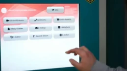 Tutuklu-avukat görüşmelerini sınırlayacak e-Avukat dönemi resmen başladı Cezaevlerinde hükümlü ve tutukluların avukatlarıyla görüşme hakkı, Adalet Bakanı Akın Gürlek’in göreve gelmesinin ardından e-Avukat uygulamasıyla sınırlanıyor. Haftada iki görüşme ve toplam 30 dakikalık süreyle sınırlandırılan bu adım, savunma hakkının kısıtlanması olarak eleştiriliyor.