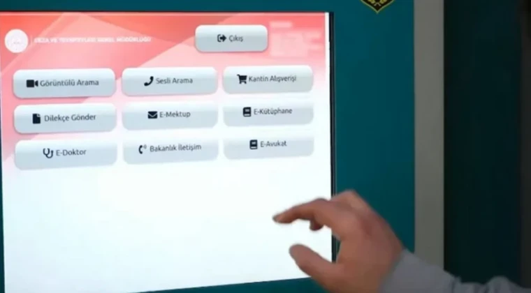 Tutuklu-avukat görüşmelerini sınırlayacak e-Avukat dönemi resmen başladı Cezaevlerinde hükümlü ve tutukluların avukatlarıyla görüşme hakkı, Adalet Bakanı Akın Gürlek’in göreve gelmesinin ardından e-Avukat uygulamasıyla sınırlanıyor. Haftada iki görüşme ve toplam 30 dakikalık süreyle sınırlandırılan bu adım, savunma hakkının kısıtlanması olarak eleştiriliyor.