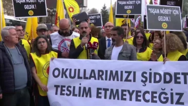 Eğitimciler MEB önünde nöbette Siverek ve Kahramanmaraş’taki saldırılar sonrası eğitimciler MEB önünde nöbette. “Bu münferit değil” tepkisi büyürken güvenlik çağrıları artıyor