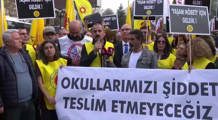 Eğitimciler MEB önünde nöbette Siverek ve Kahramanmaraş’taki saldırılar sonrası eğitimciler MEB önünde nöbette. “Bu münferit değil” tepkisi büyürken güvenlik çağrıları artıyor