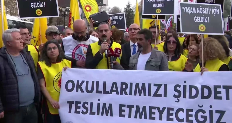 Eğitimciler MEB önünde nöbette Siverek ve Kahramanmaraş’taki saldırılar sonrası eğitimciler MEB önünde nöbette. “Bu münferit değil” tepkisi büyürken güvenlik çağrıları artıyor