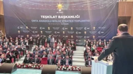 Bir zamanlar ‘salonlara sığmıyoruz’ diyorlardı şimdi perde çekiyorlar İktidar partisi, hafta sonunda 8 ilden temsilci davet ettiği halde Kayseri’de yaptığı etkinlikte dolmayan salonu siyah perdeyle küçülttü.