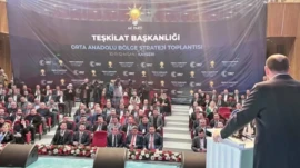 Bir zamanlar ‘salonlara sığmıyoruz’ diyorlardı şimdi perde çekiyorlar İktidar partisi, hafta sonunda 8 ilden temsilci davet ettiği halde Kayseri’de yaptığı etkinlikte dolmayan salonu siyah perdeyle küçülttü.