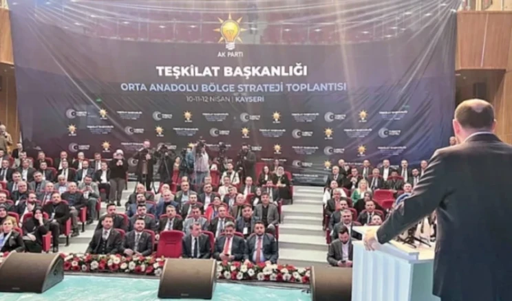 Bir zamanlar ‘salonlara sığmıyoruz’ diyorlardı şimdi perde çekiyorlar İktidar partisi, hafta sonunda 8 ilden temsilci davet ettiği halde Kayseri’de yaptığı etkinlikte dolmayan salonu siyah perdeyle küçülttü.
