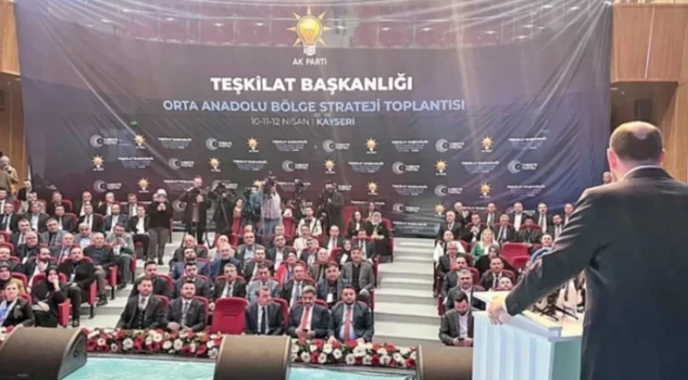 Bir zamanlar ‘salonlara sığmıyoruz’ diyorlardı şimdi perde çekiyorlar İktidar partisi, hafta sonunda 8 ilden temsilci davet ettiği halde Kayseri’de yaptığı etkinlikte dolmayan salonu siyah perdeyle küçülttü.