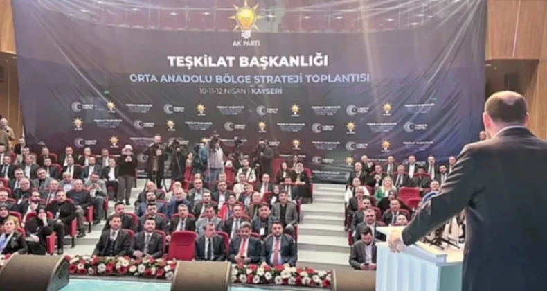 Bir zamanlar ‘salonlara sığmıyoruz’ diyorlardı şimdi perde çekiyorlar İktidar partisi, hafta sonunda 8 ilden temsilci davet ettiği halde Kayseri’de yaptığı etkinlikte dolmayan salonu siyah perdeyle küçülttü.