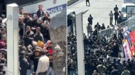 Taksim’de 1 Mayıs anmasına müdahale! Çok sayıda gözaltı var 1 Mayıs eylemlerinde katledilenler için Taksim Kazancı yokuşunda gerçekleştirilmek istenen anmaya polis ekipleri müdahale etti. Müdahalede gözaltıların olduğu öğrenildi.