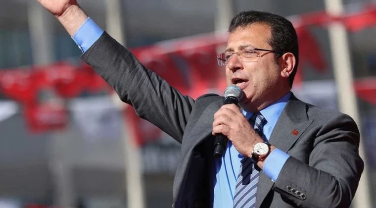İmamoğlu’ndan Ataşehir mitingine mektup! ‘Öyle bir bataklığa saplandılar ki…’ CHP, gözaltına alınan Ataşehir Belediye Başkanı Onursal Adıgüzel’e destek olmak için Ataşehir Belediyesi önünde miting düzenliyor. Miting alanına mesaj gönderen İmamoğlu “Öyle bir bataklığa saplandılar ki; iftiralarını ve yalanlarını büyüttükçe, milletin gözünde küçülüyorlar” dedi.