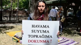 Akbelen direnişçisi Esra Işık hakkında tutukluluğa devam kararı Akbelen Ormanı çevresindeki tarım arazilerinin kamulaştırılmasına karşı çıktığı için 31 Mart’tan bu yana tutuklu bulunan Esra Işık, yargılandığı davada ilk kez hakim karşısına çıktı. Işık’ın tutukluluk halinin devamına karar verildi.
