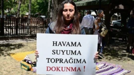 Akbelen direnişçisi Esra Işık hakkında tutukluluğa devam kararı Akbelen Ormanı çevresindeki tarım arazilerinin kamulaştırılmasına karşı çıktığı için 31 Mart’tan bu yana tutuklu bulunan Esra Işık, yargılandığı davada ilk kez hakim karşısına çıktı. Işık’ın tutukluluk halinin devamına karar verildi.