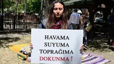 Akbelen direnişçisi Esra Işık hakkında tutukluluğa devam kararı Akbelen Ormanı çevresindeki tarım arazilerinin kamulaştırılmasına karşı çıktığı için 31 Mart’tan bu yana tutuklu bulunan Esra Işık, yargılandığı davada ilk kez hakim karşısına çıktı. Işık’ın tutukluluk halinin devamına karar verildi.