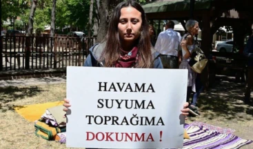 Akbelen direnişçisi Esra Işık hakkında tutukluluğa devam kararı Akbelen Ormanı çevresindeki tarım arazilerinin kamulaştırılmasına karşı çıktığı için 31 Mart’tan bu yana tutuklu bulunan Esra Işık, yargılandığı davada ilk kez hakim karşısına çıktı. Işık’ın tutukluluk halinin devamına karar verildi.
