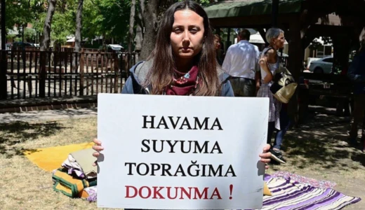 Akbelen direnişçisi Esra Işık hakkında tutukluluğa devam kararı Akbelen Ormanı çevresindeki tarım arazilerinin kamulaştırılmasına karşı çıktığı için 31 Mart’tan bu yana tutuklu bulunan Esra Işık, yargılandığı davada ilk kez hakim karşısına çıktı. Işık’ın tutukluluk halinin devamına karar verildi.