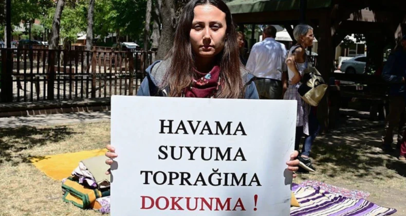 Akbelen direnişçisi Esra Işık hakkında tutukluluğa devam kararı Akbelen Ormanı çevresindeki tarım arazilerinin kamulaştırılmasına karşı çıktığı için 31 Mart’tan bu yana tutuklu bulunan Esra Işık, yargılandığı davada ilk kez hakim karşısına çıktı. Işık’ın tutukluluk halinin devamına karar verildi.