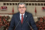CHP’li Gökhan Günaydın’dan Meclis’te ‘darbe tarihi’ dersi! TBMM Genel Kurulu’ndaki kanun teklifi görüşmelerinde, AK Parti ve CHP arasında “darbe ve FETÖ” tartışması yaşandı. CHP Grup Başkanvekili Gökhan Günaydın, AKP’li Cumhurbaşkanı Recep Tayyip Erdoğan’ın CHP’yi darbelerle ilişkilendiren açıklamalarına yanıt verdi.