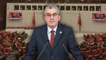 CHP’li Gökhan Günaydın’dan Meclis’te ‘darbe tarihi’ dersi! TBMM Genel Kurulu’ndaki kanun teklifi görüşmelerinde, AK Parti ve CHP arasında “darbe ve FETÖ” tartışması yaşandı. CHP Grup Başkanvekili Gökhan Günaydın, AKP’li Cumhurbaşkanı Recep Tayyip Erdoğan’ın CHP’yi darbelerle ilişkilendiren açıklamalarına yanıt verdi.
